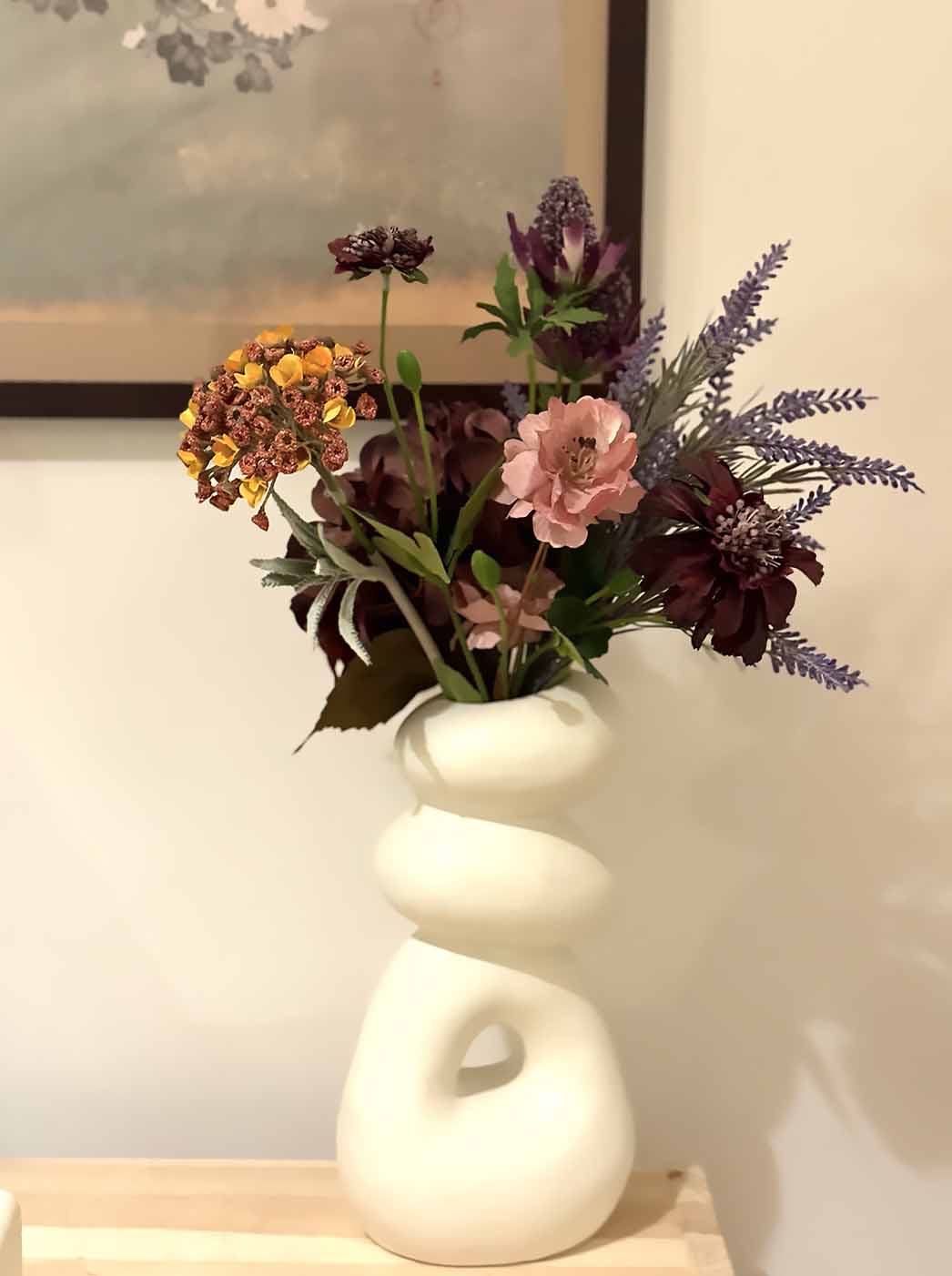 Bild på vas med blommor från leg. psykoterapeut  Rebecka Halls mottagning på Södermalm i Stockholm.