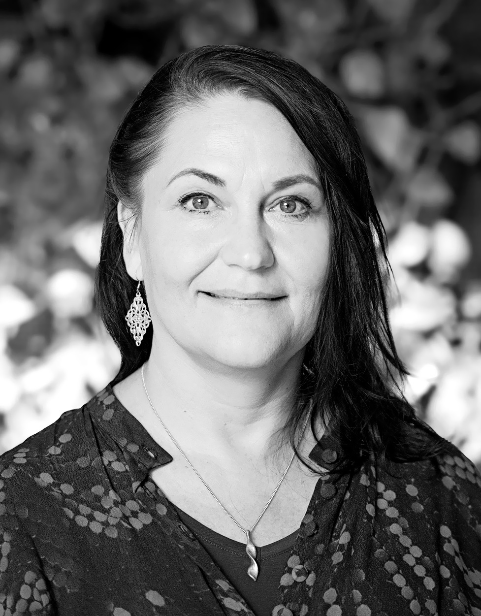 Porträtt på Rebecka Hall, legitimerad Psykoterapeut på Södermalm i Stockholm och online.